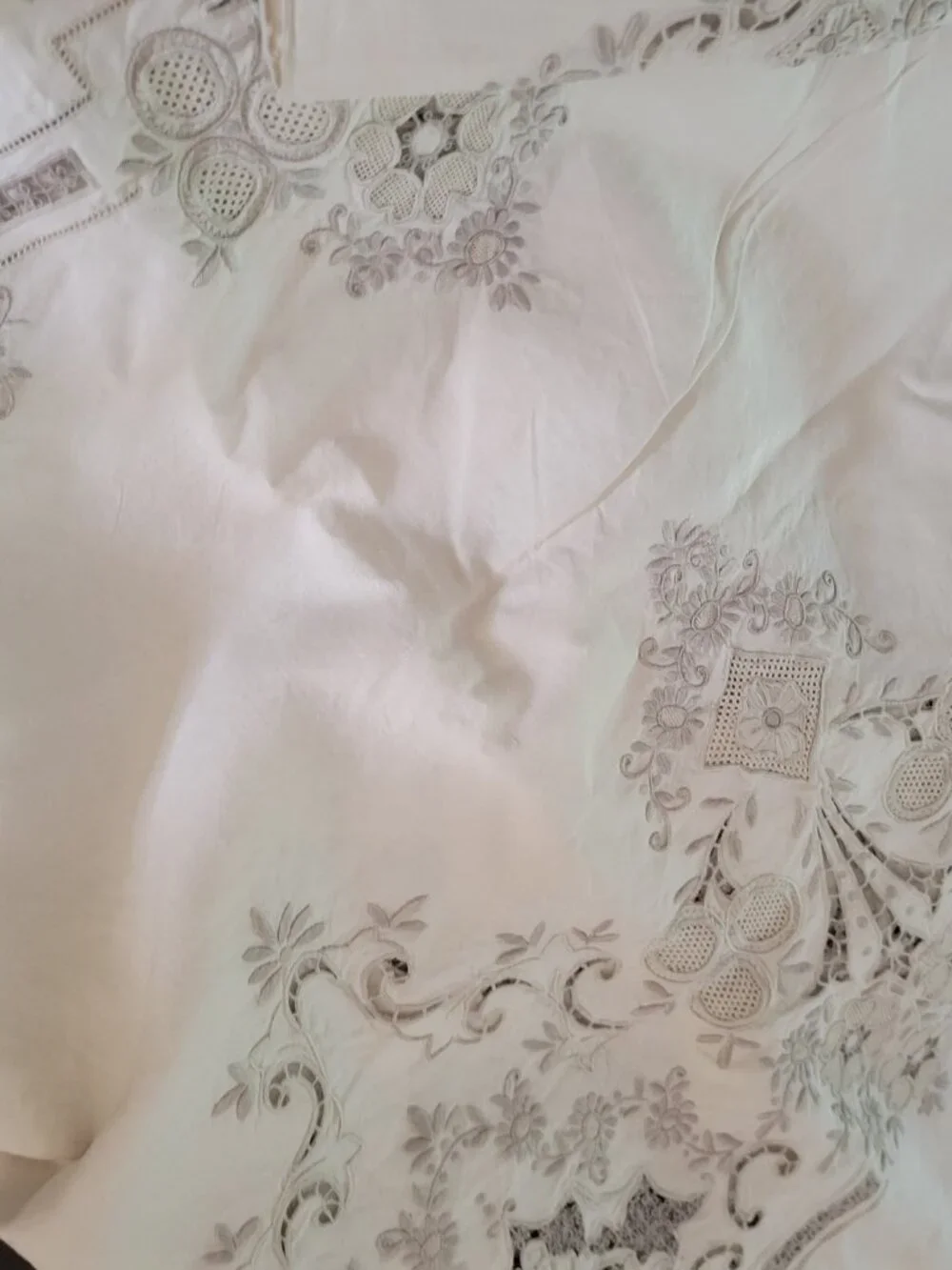 Vintage Cream and Ecru lace and Embroidered Tablecloth & 8 Napkins